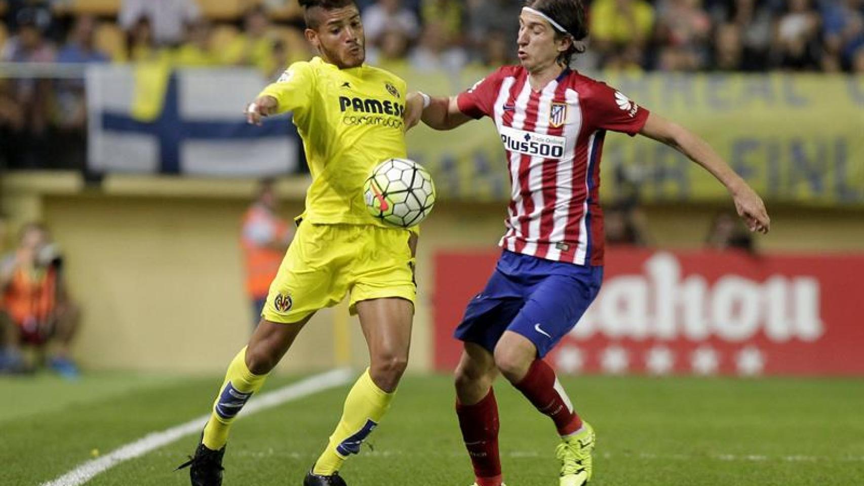 Jonathan dos Samntos pelea un balón con Filipe Luis.