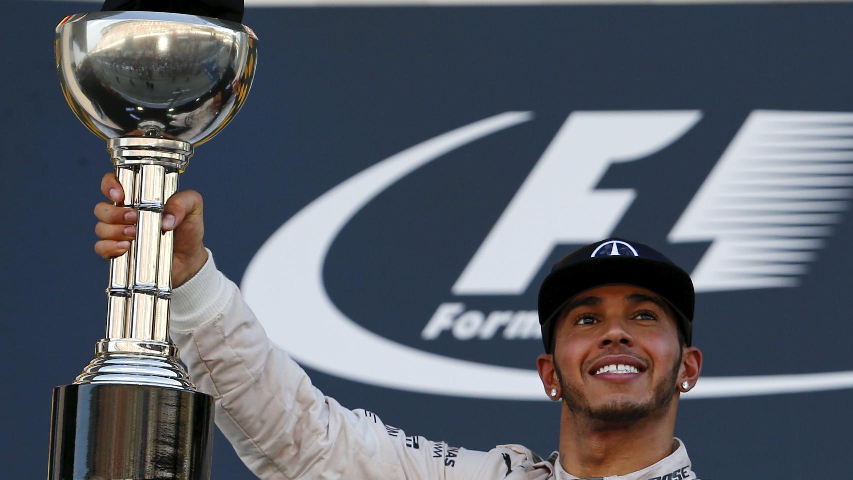 Hamilton levanta el trofeo en Suzuka.