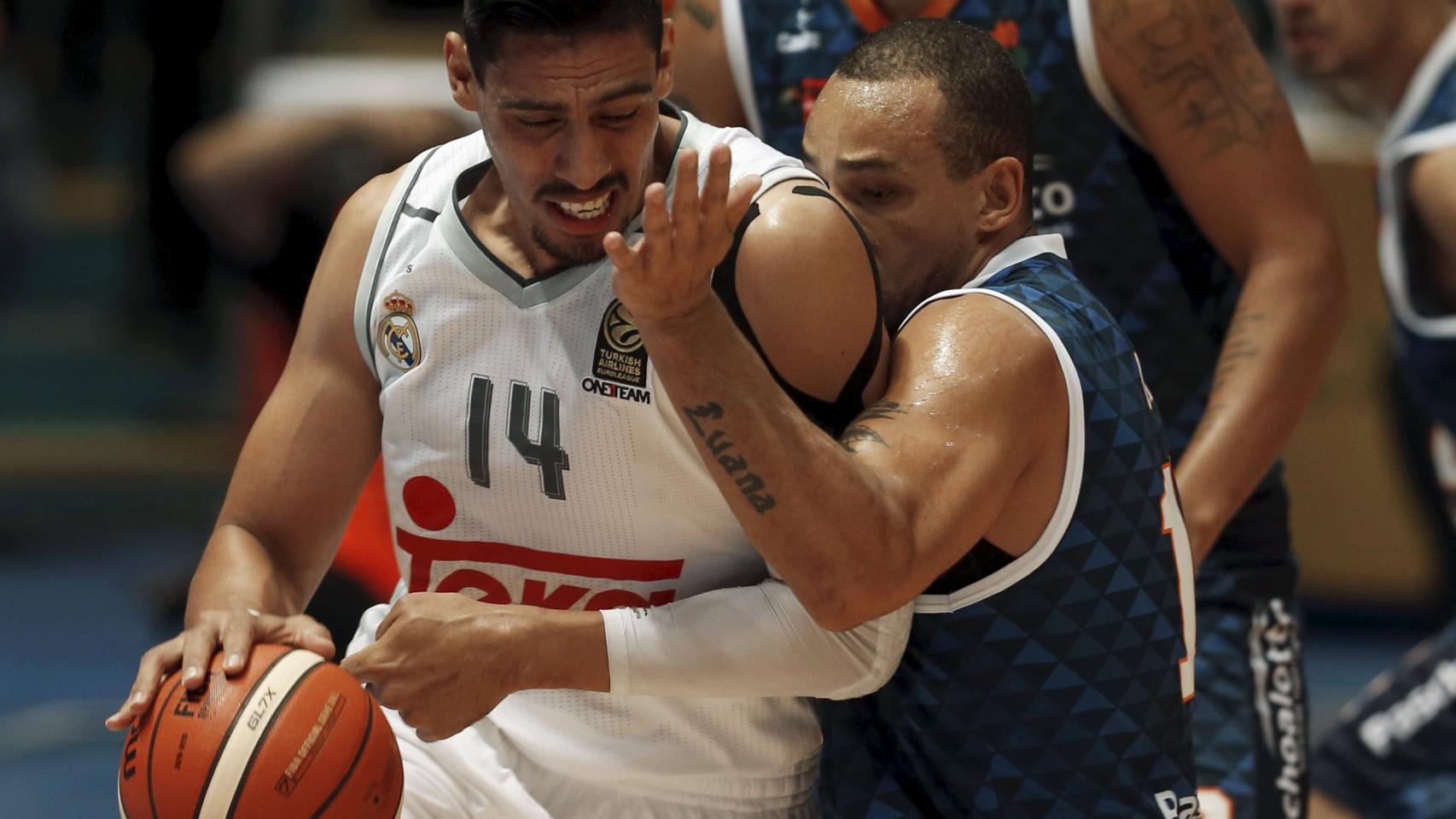 Ayón intentando zafarse de García durante el partido.