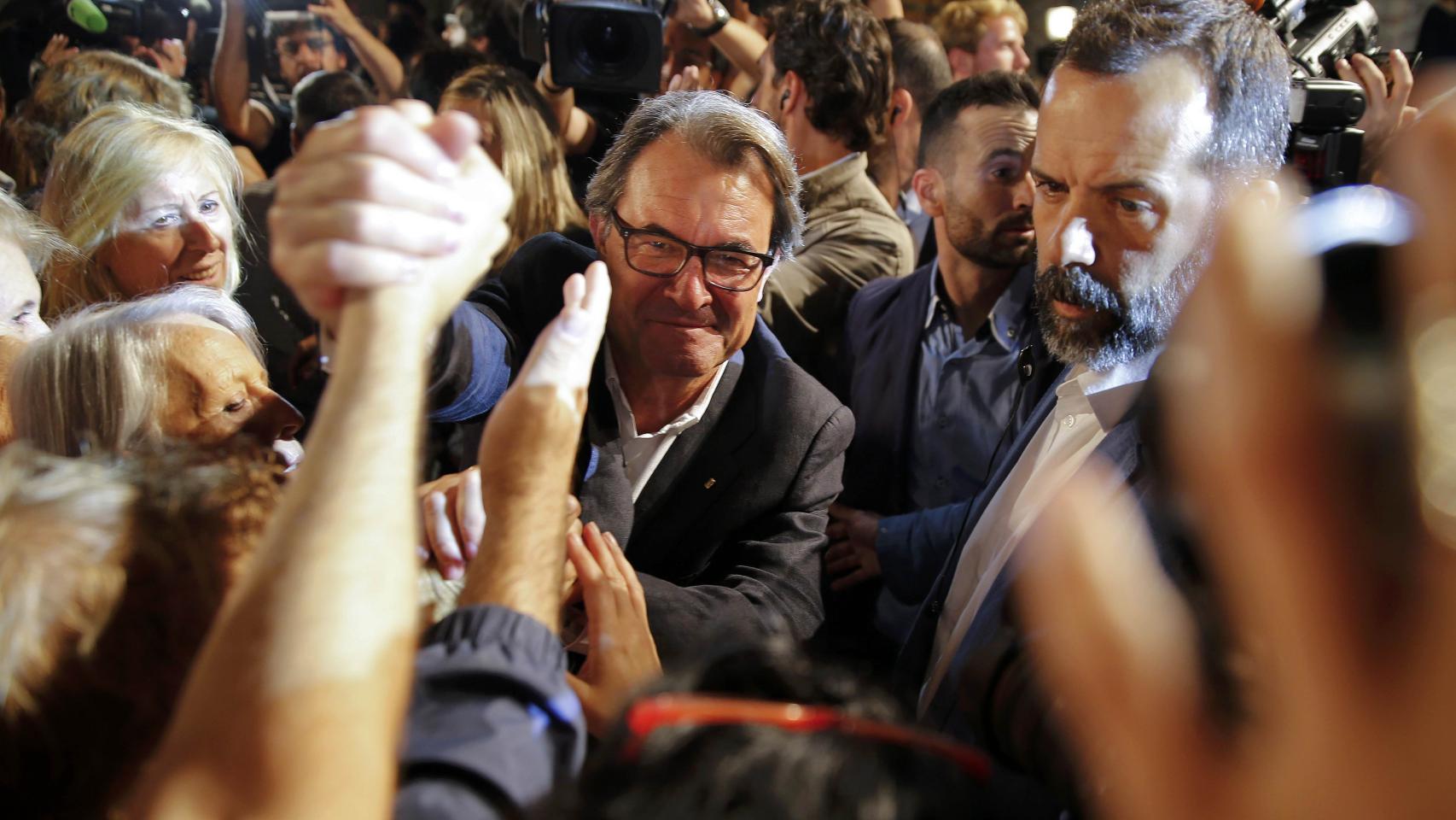 Artur Mas saluda a los simpatizantes de su candidatura electoral.