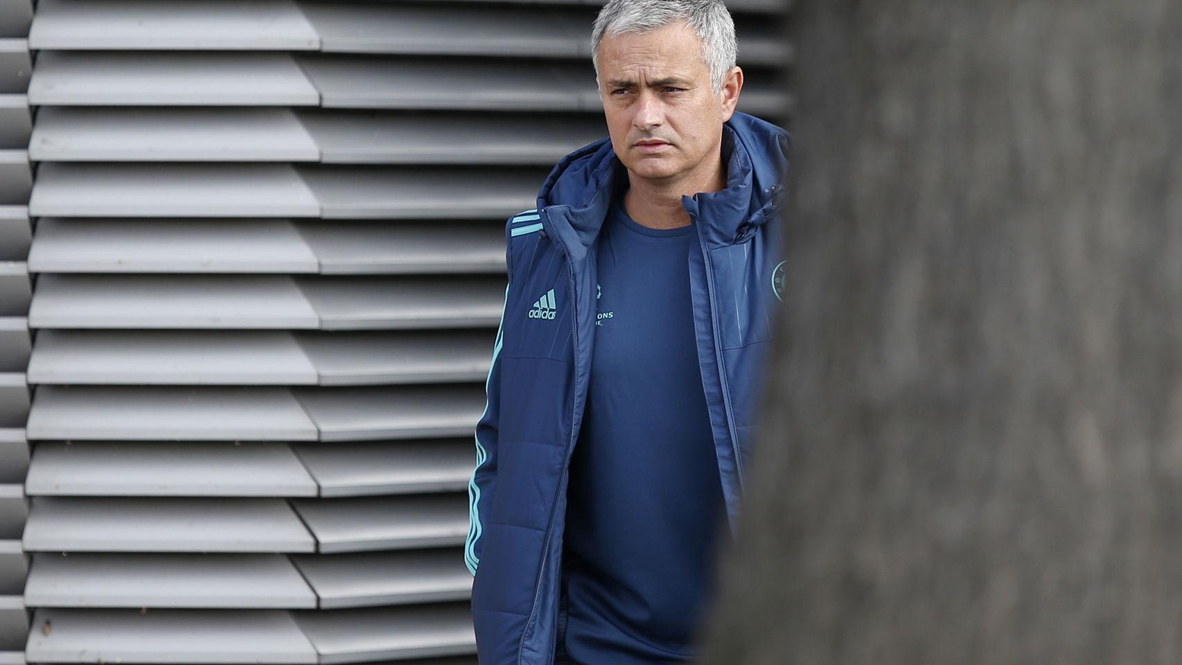 Mourinho llegando al entrenamiento del Chelsea