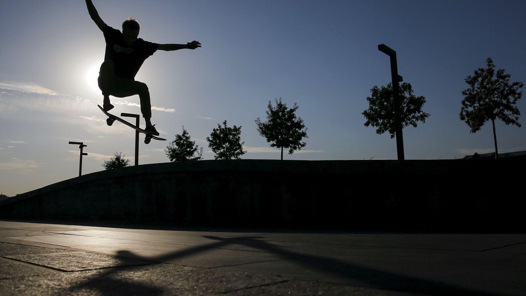 Un 'skater' practica al atardecer