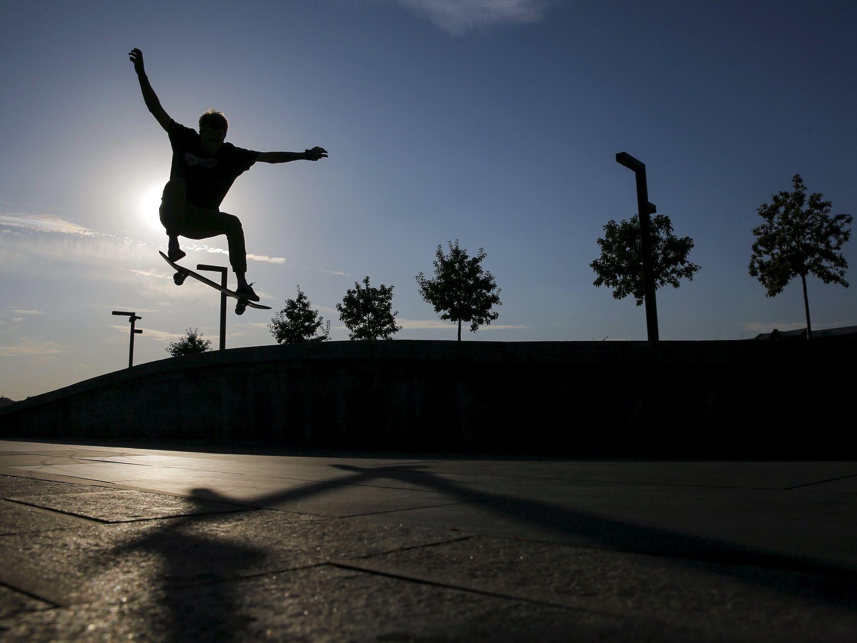Un 'skater' practica al atardecer