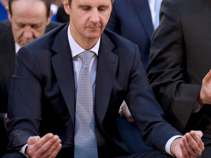 Asad asiste a las oraciones por las fiestas de Eid al-Adha en una mezquita de Damasco el 24 de septiembre de 2015.