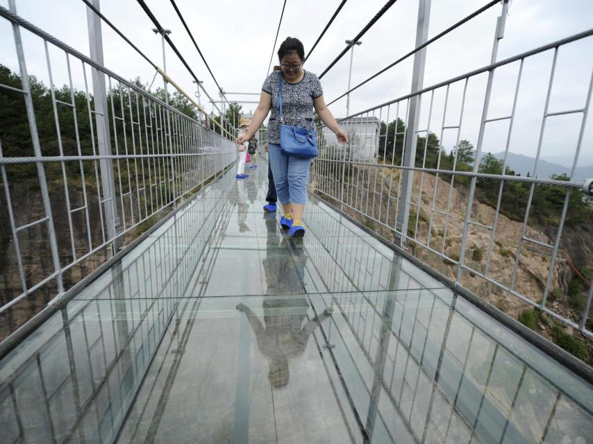 Turistas sobre el puente de cristal.