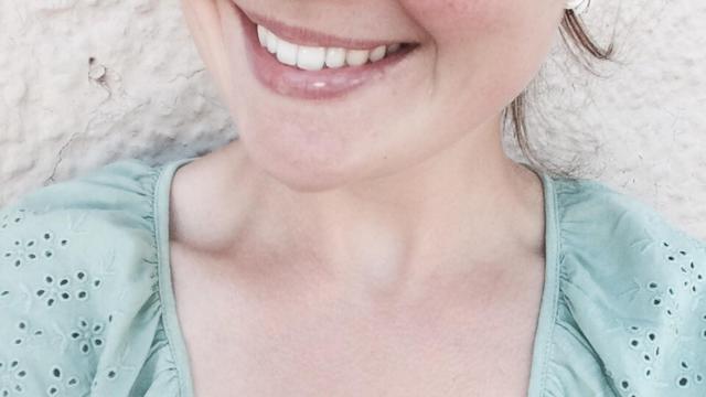 Marina sonríe a la cámara