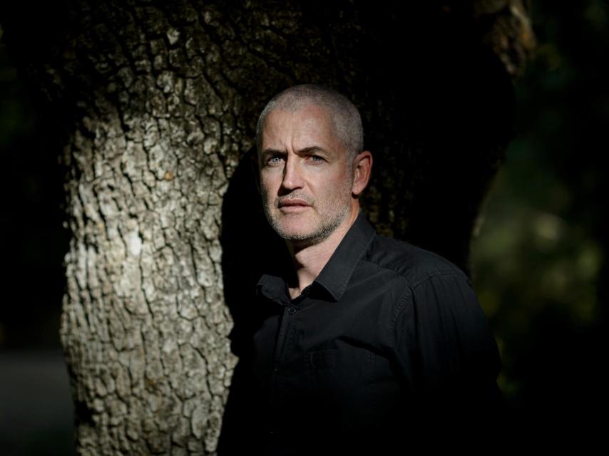 El escritor José Ángel Mañas posa en la Casa de Campo