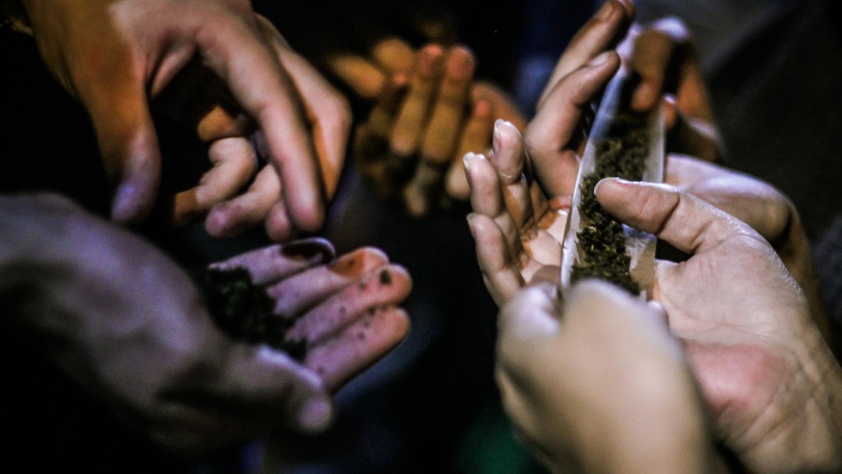 Un grupo de consumidores de marihuana.