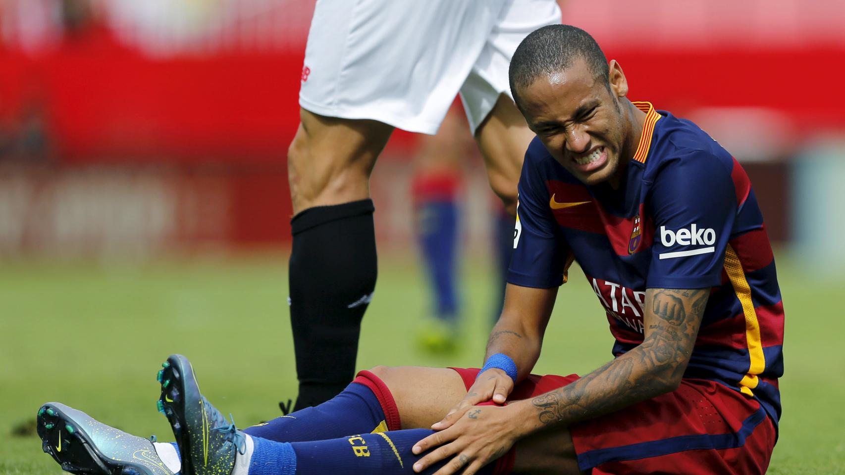 Neymar se lamenta durante el partido. /Reuters