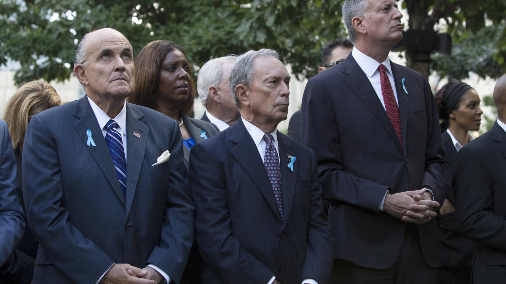 Bloomberg, entre Rudy Giuliani (izq.) y Bill di Blasio (der.). / Reuters