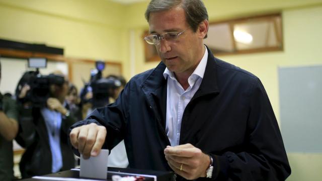 Passos Coelho, deposita su papeleta.