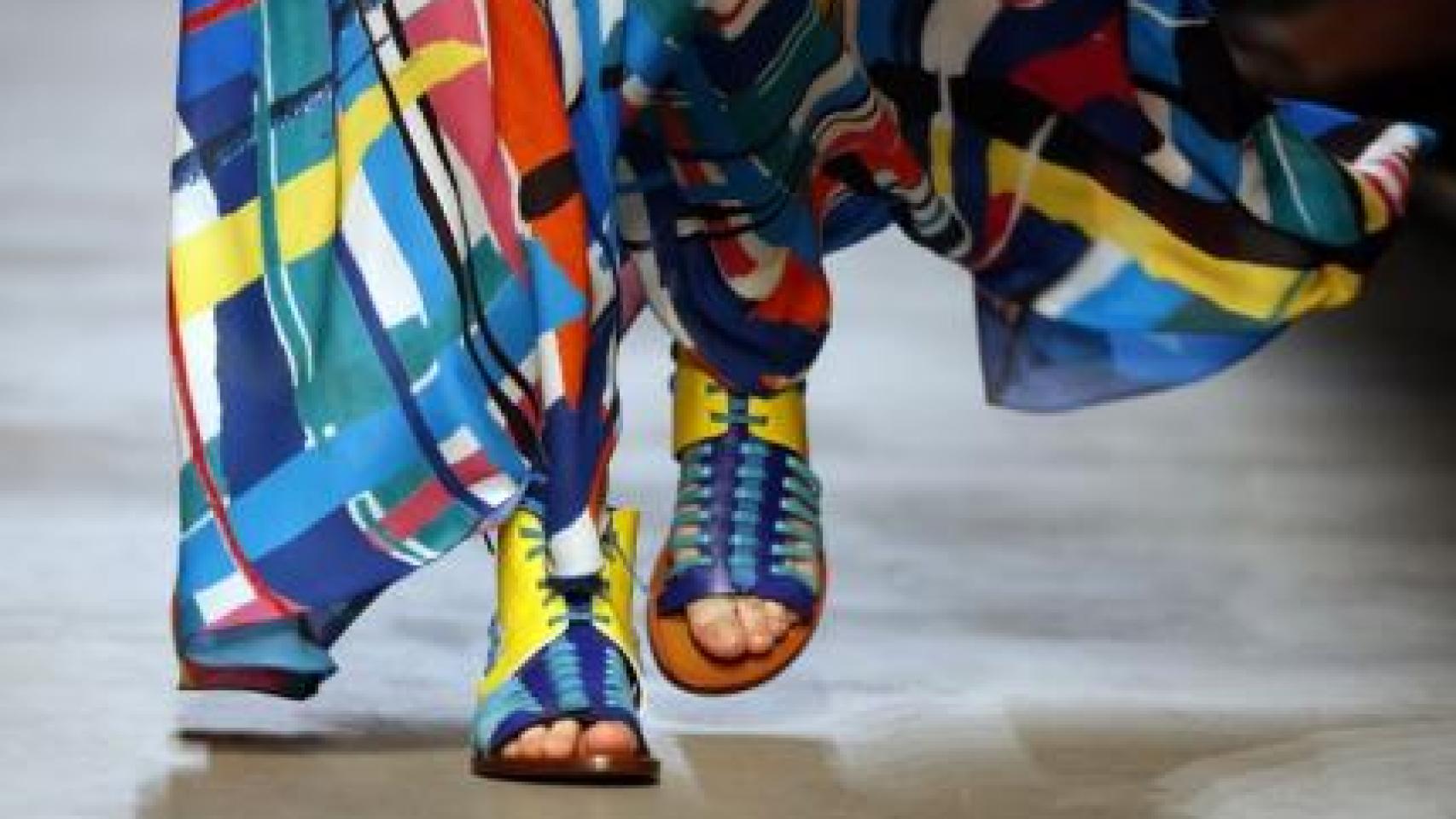 Una modelo desfila en Milán