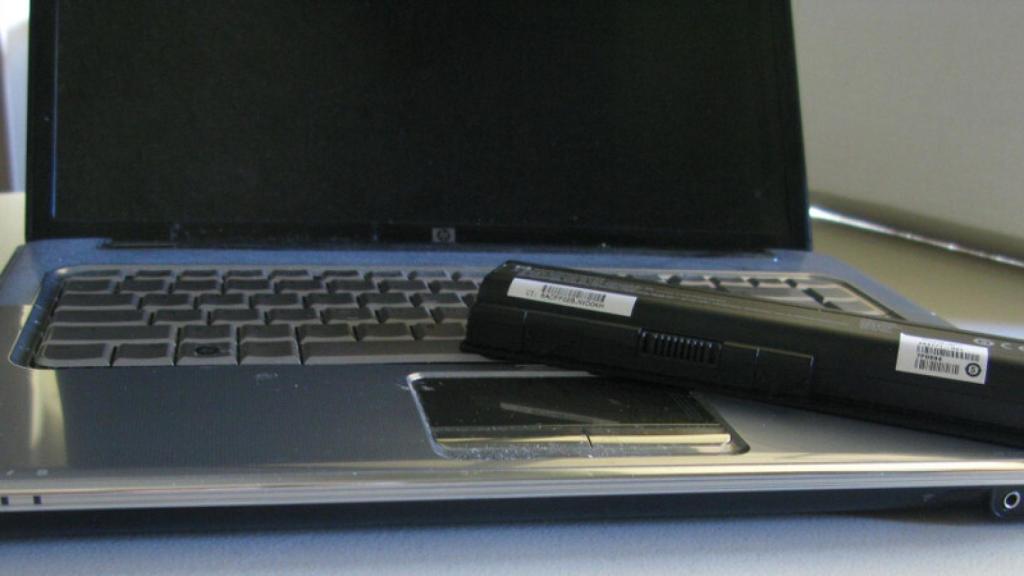 Un portátil con su batería fuera.