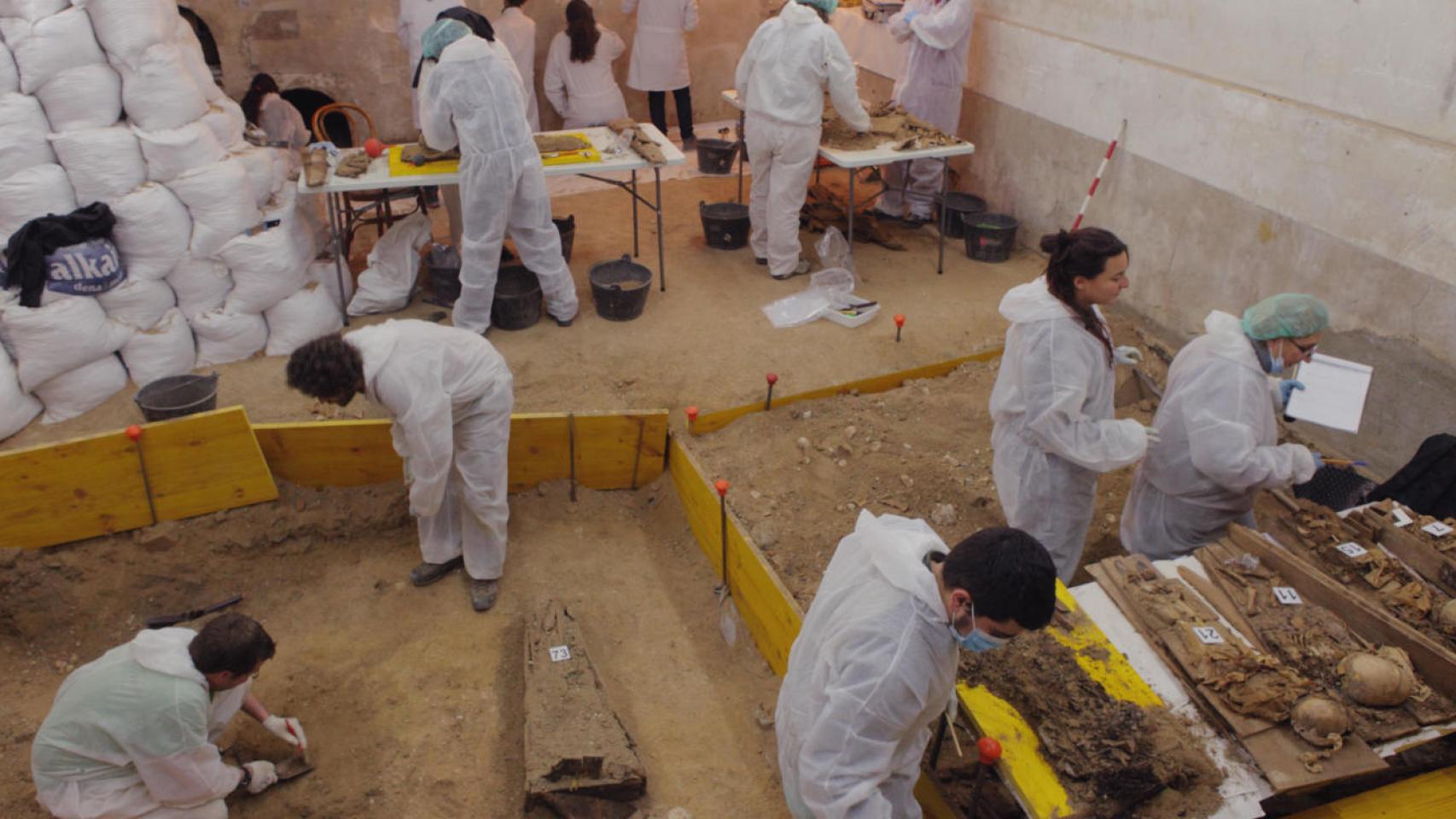 Los investigadores tras los restos de Cervantes.