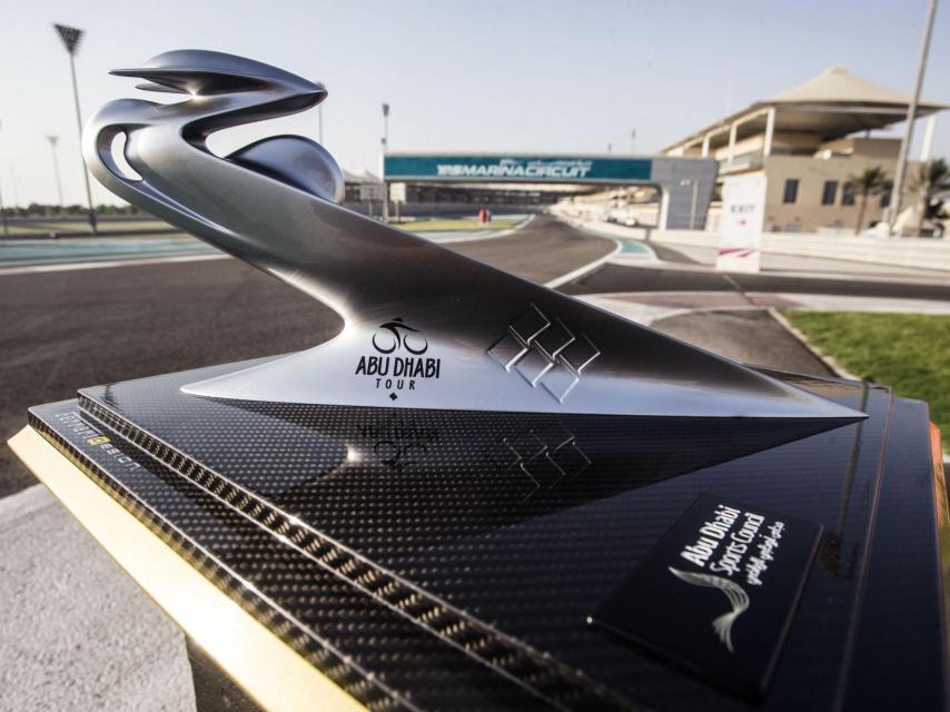 El trofeo que recibirá el ganador del Tour de Abu Dhabi.