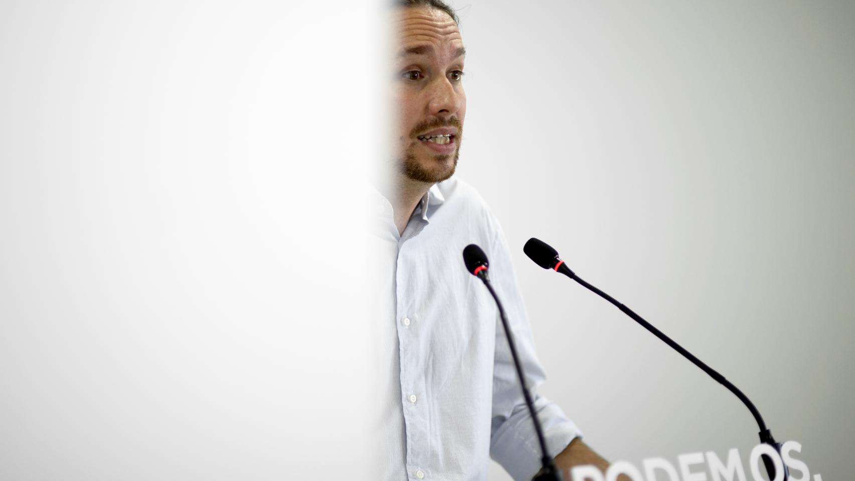 Pablo iglesias en una rueda de prensa en una rueda de prensa en la serie de Podemos