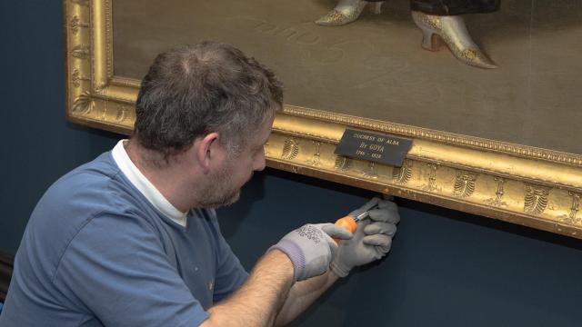 Un operario instala 'La Duquesa de Alba'