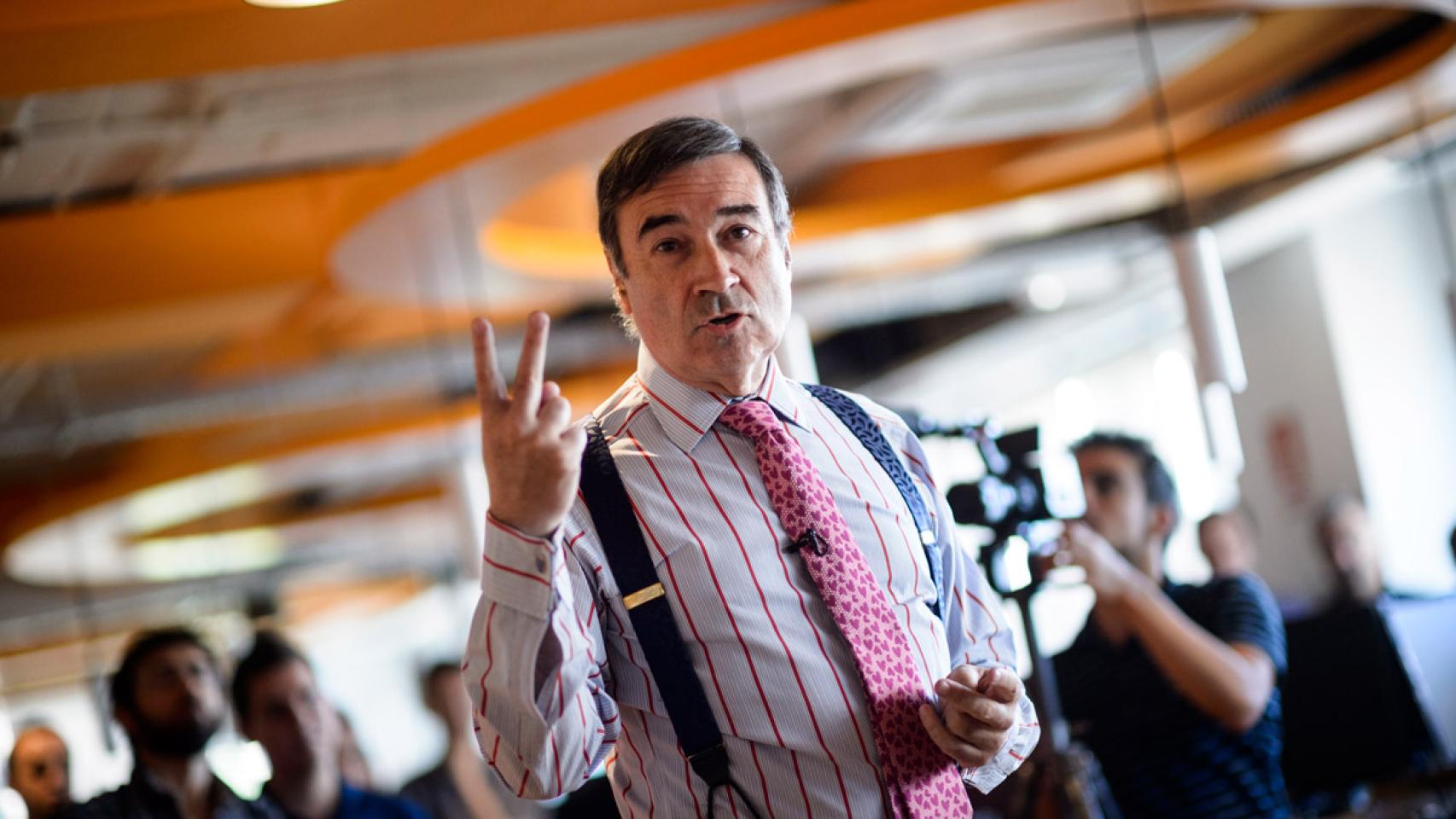 Pedro J. Ramírez se dirije por primera vez a la redacción de EL ESPAÑOL, en verano de 2015.