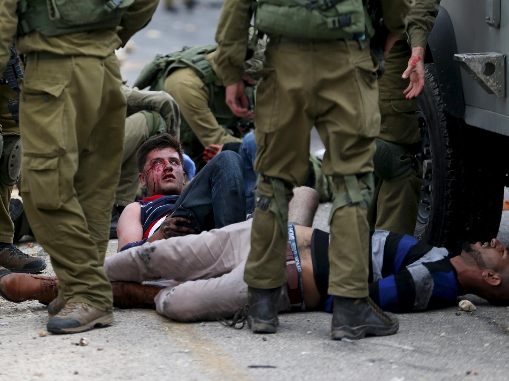 Un palestino protesta ante el Ejército israelí.