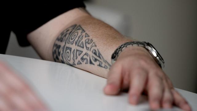 Detalle del tatuaje de un símbolo maya que lleva Storm.