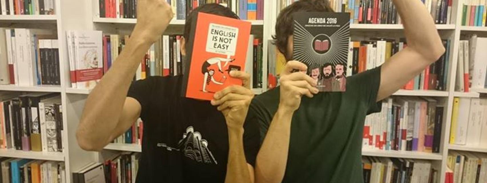 Dos clientes de la librería Tipos Infames, en Madrid.