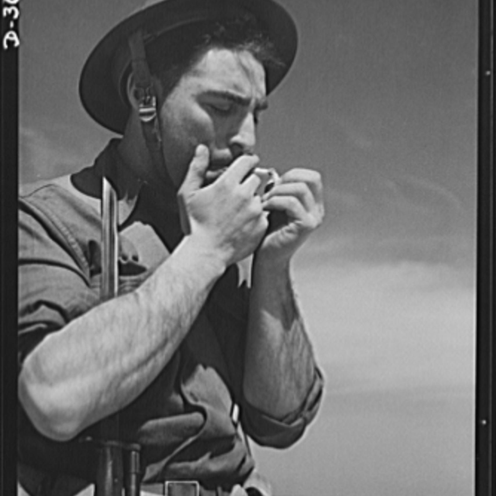 Fort Story coast defense. A brief moment for time-out between maneuvers. Fort Story, Virginia