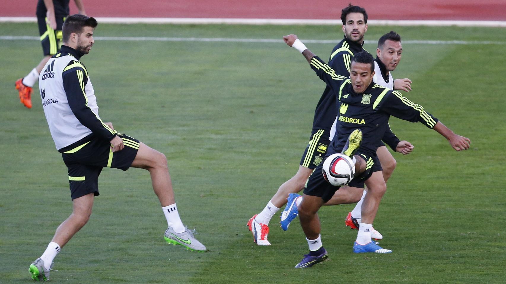 Piqué y Thiago, junto a Cesc y Cazorla en un entrenamiento. / Efe