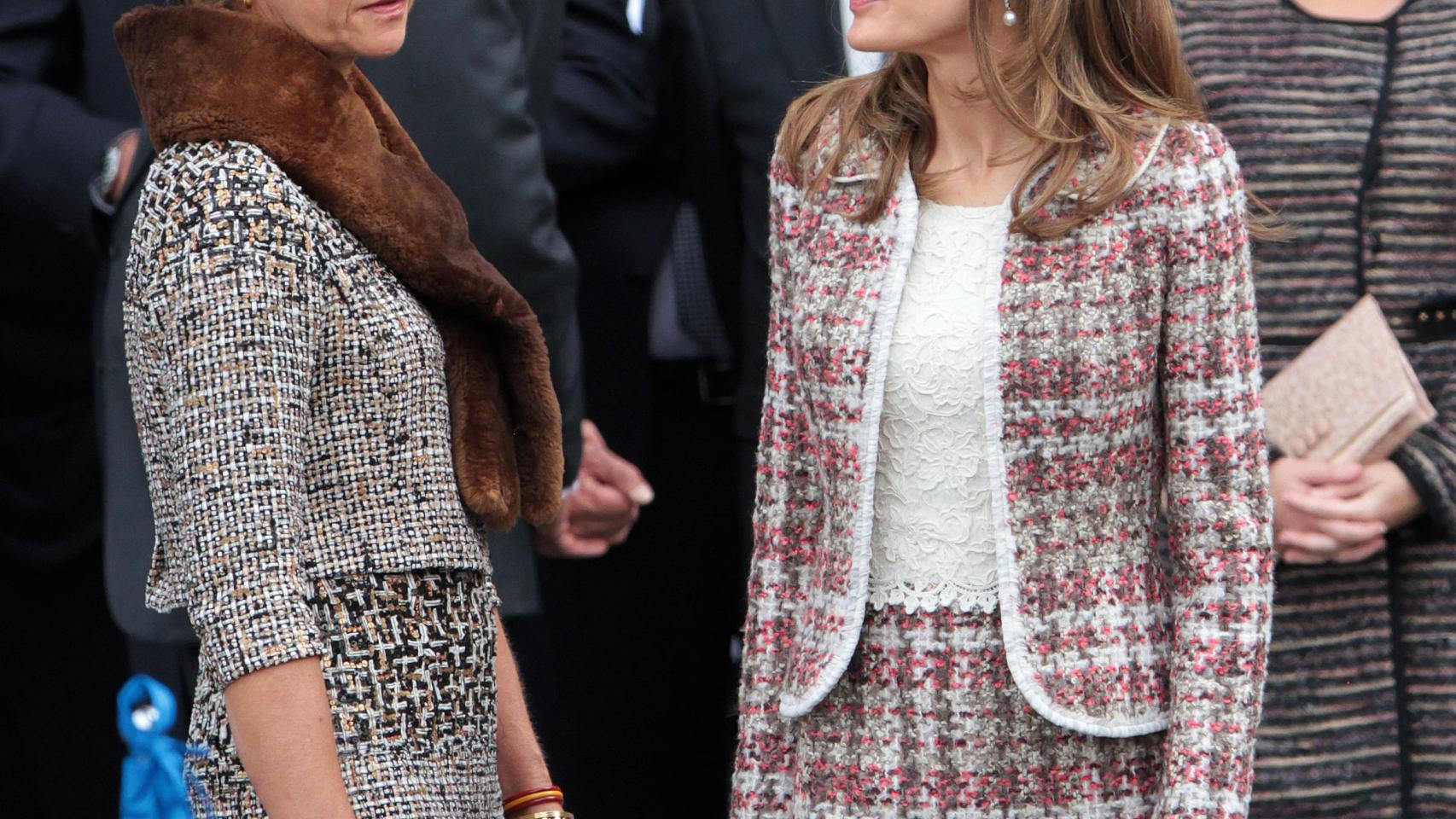 Doña Letizia con su cuñada la Infanta Elena en el Desfile de 2012