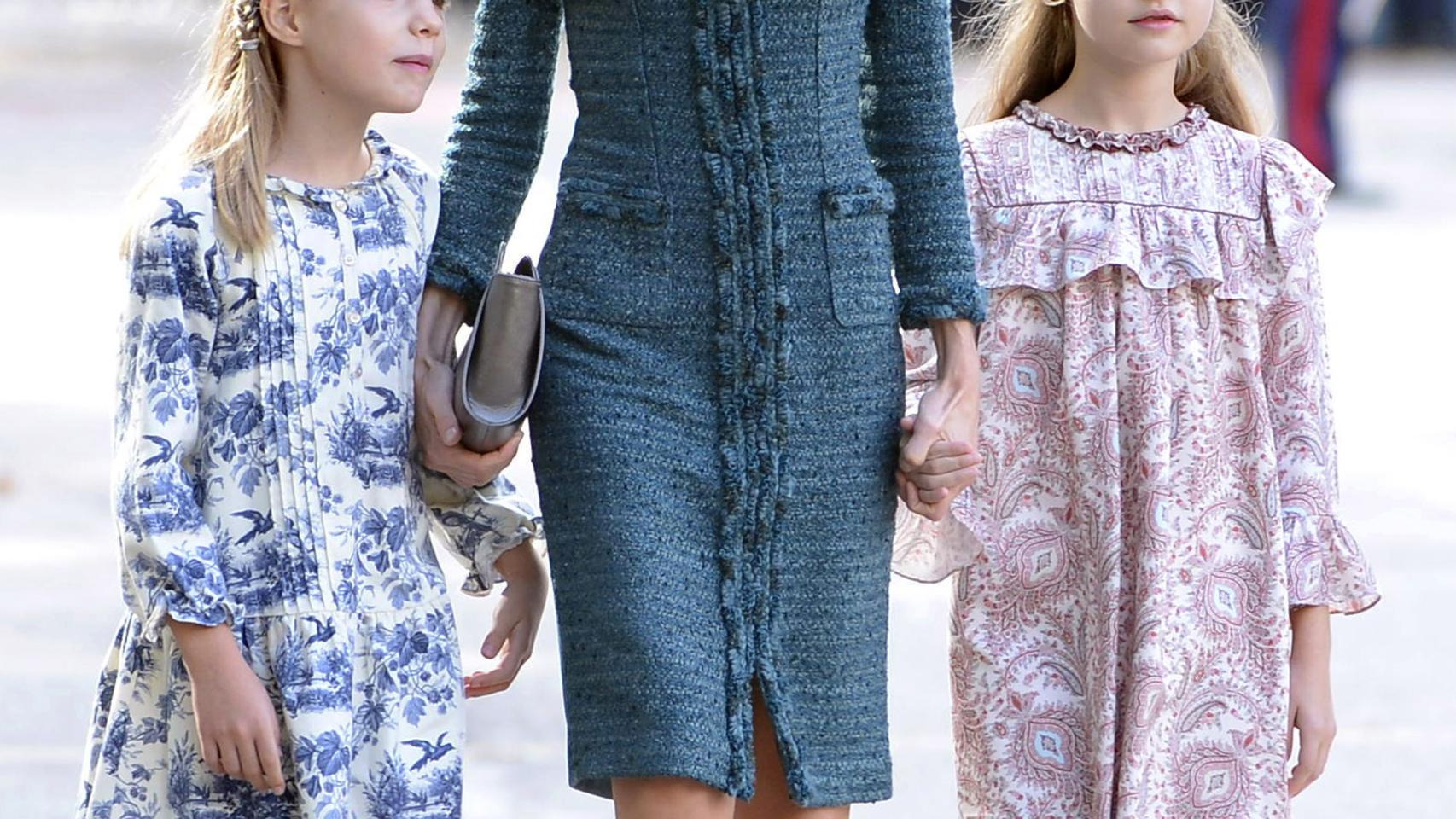 Doña Letizia de la mano de las Infantas ataviadas de Felipe Varela y Nanos.