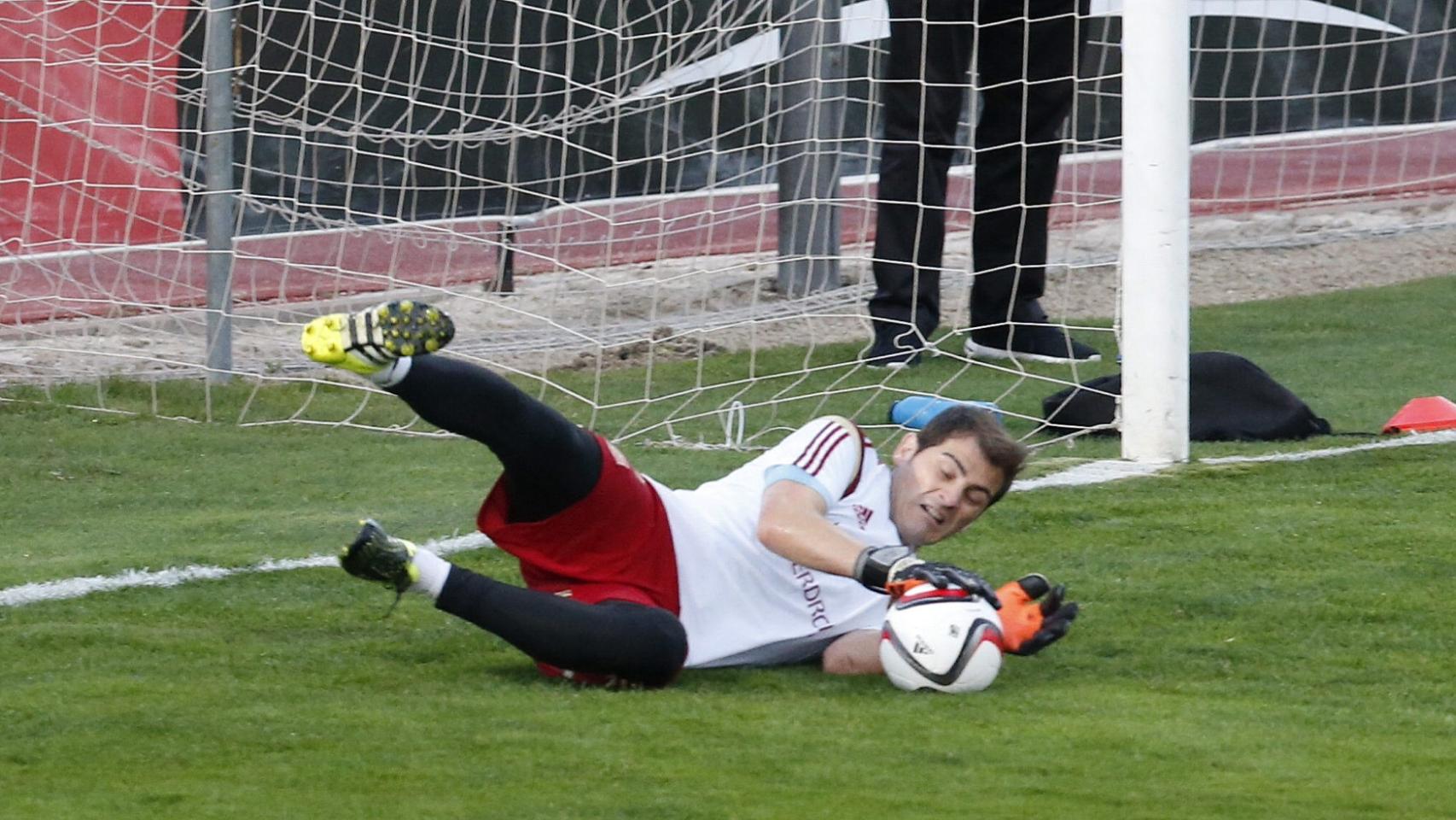 Iker Casillas, durante un entrenamiento en Las Rozas. / Efe