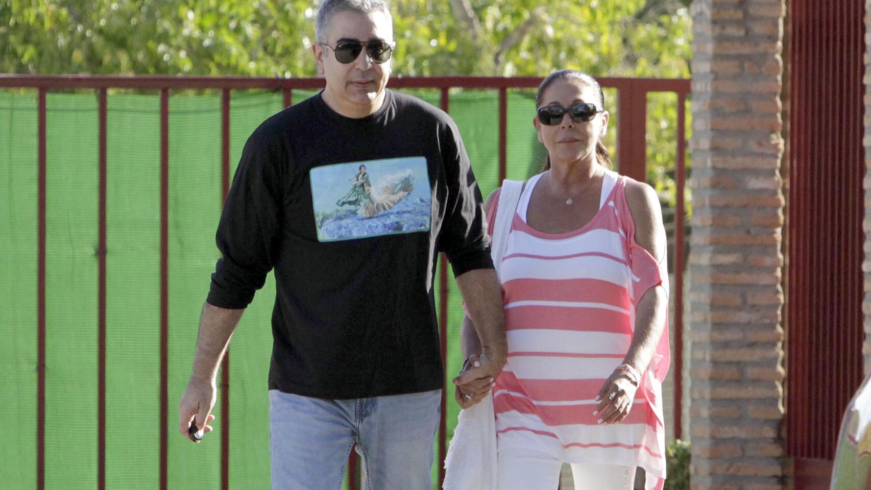 Isabel y su hermano Agustín saliendo de la cárcel este jueves