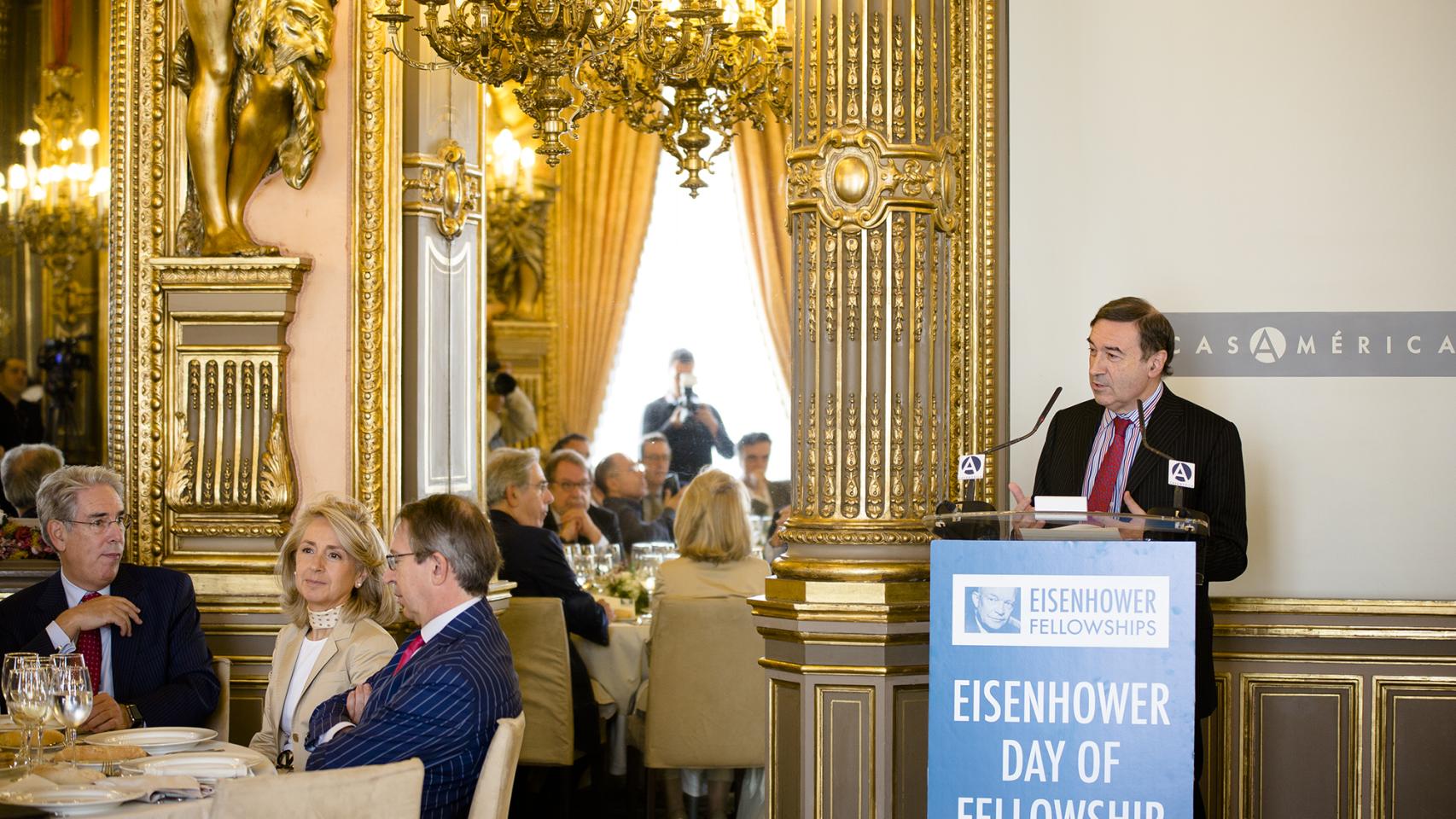El director de EL ESPAÑOL en un acto de Fundación Eisenhower.