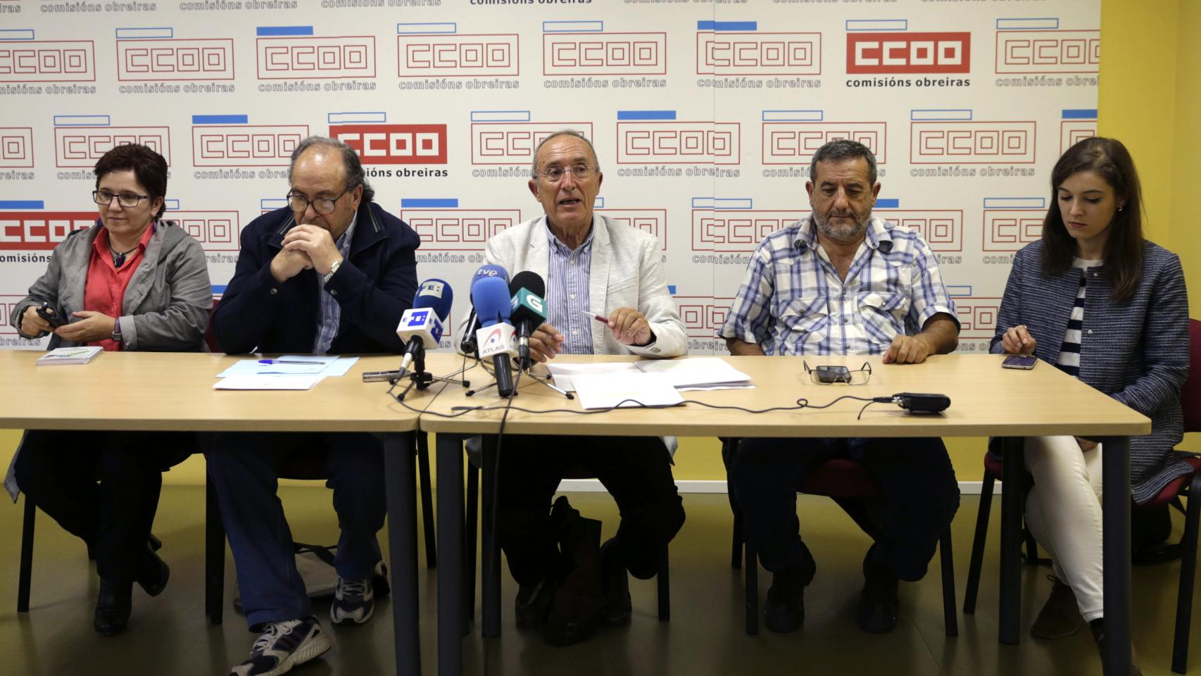 El portavoz de la Plataforma SOS Sanidade Publica, Manuel Martín (c), en la rueda de prensa en la que explican el precedente para España del caso de Andrea