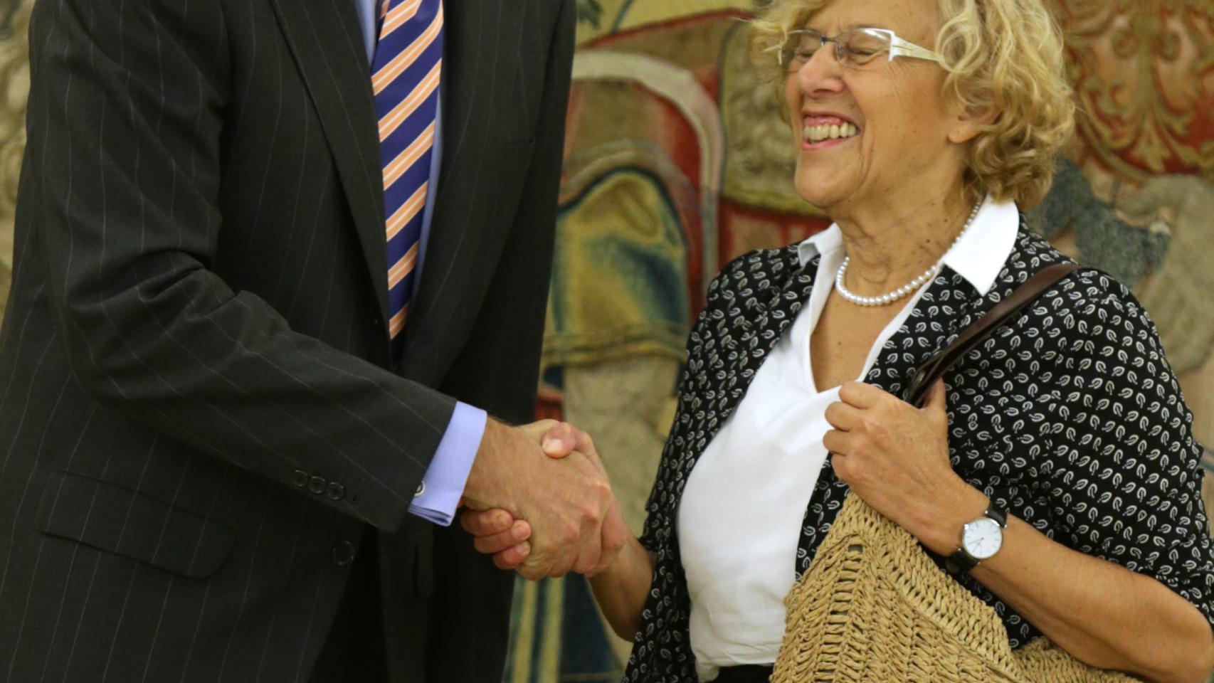 Manuela Carmena sonríe al Rey de España