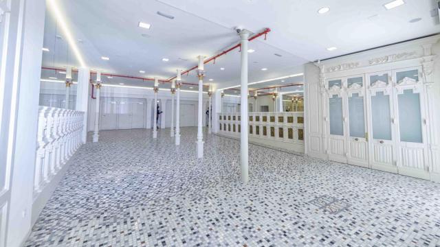 El controvertido hall de entrada del teatro.