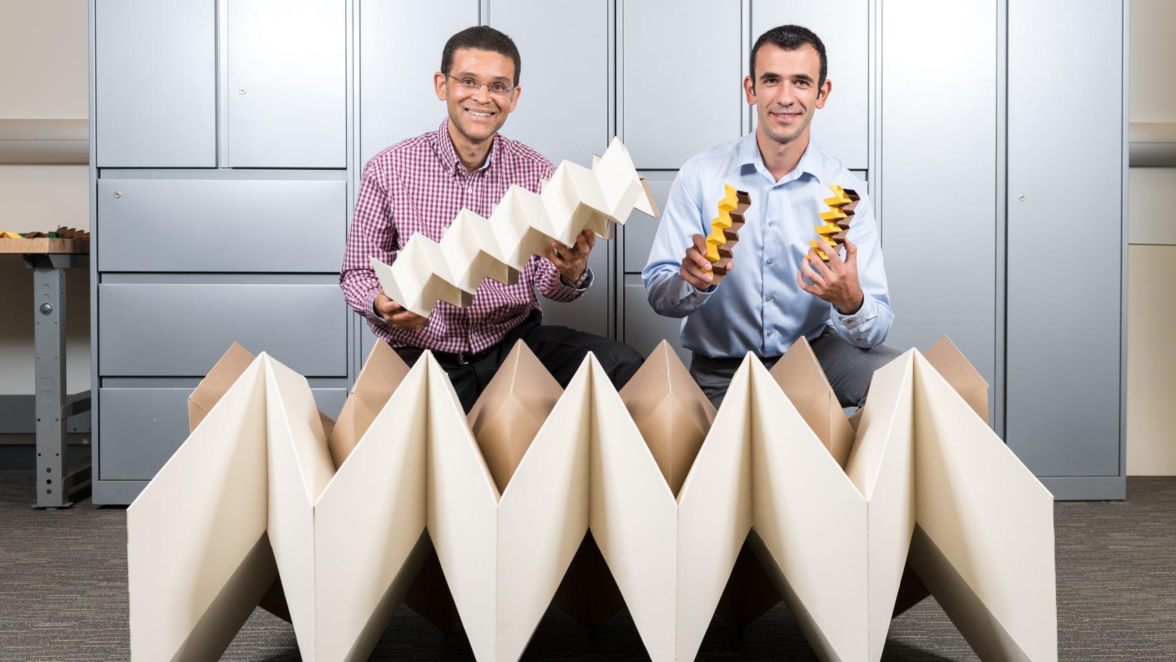 Los investigadores Glaucio Paulino y Evgueni Filipov con su desarrollo.