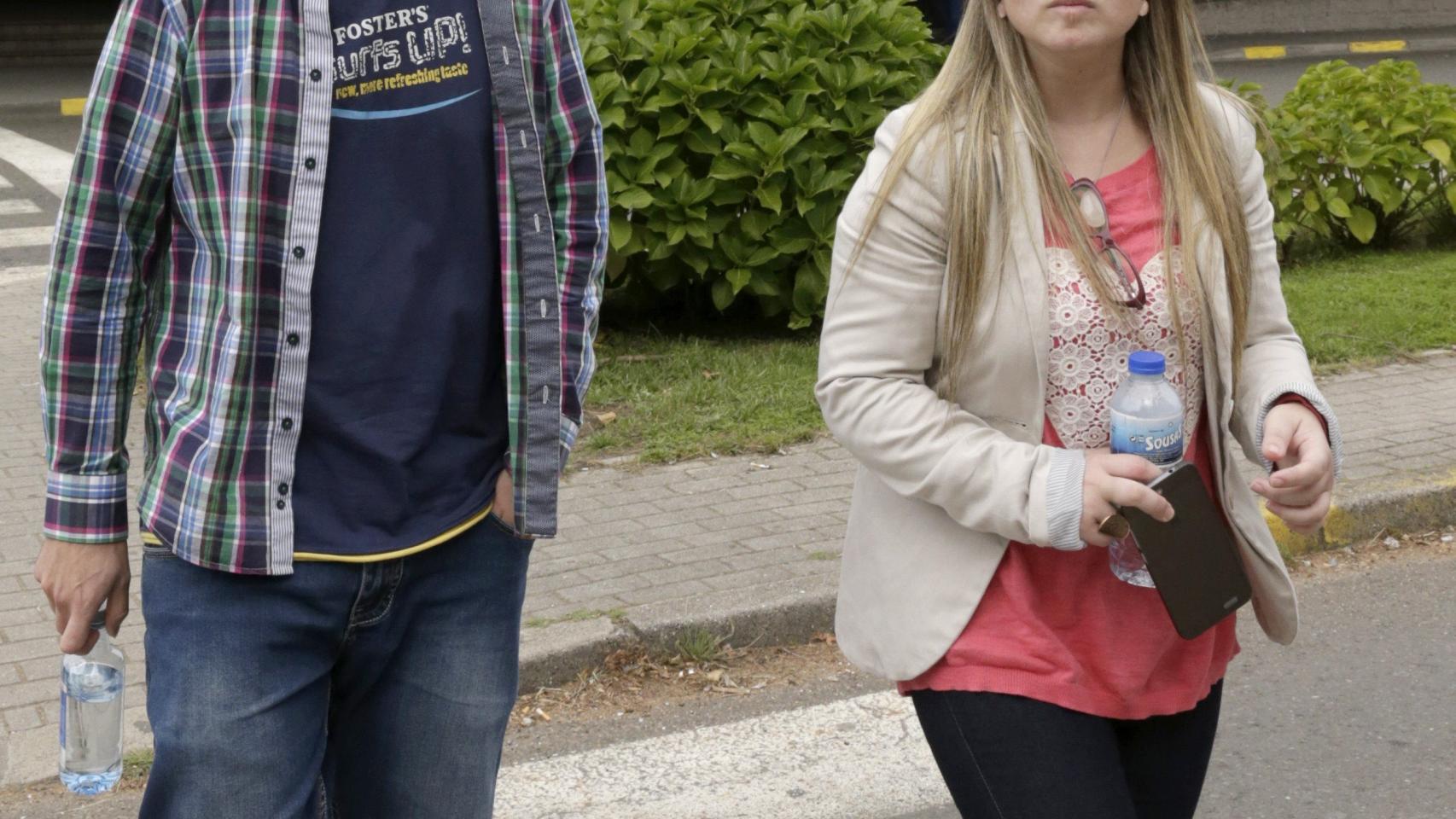 Antonio Lago y Estela Ordóñez, los padres de Andrea, a las puertas del Hospital Clínico de Santiago