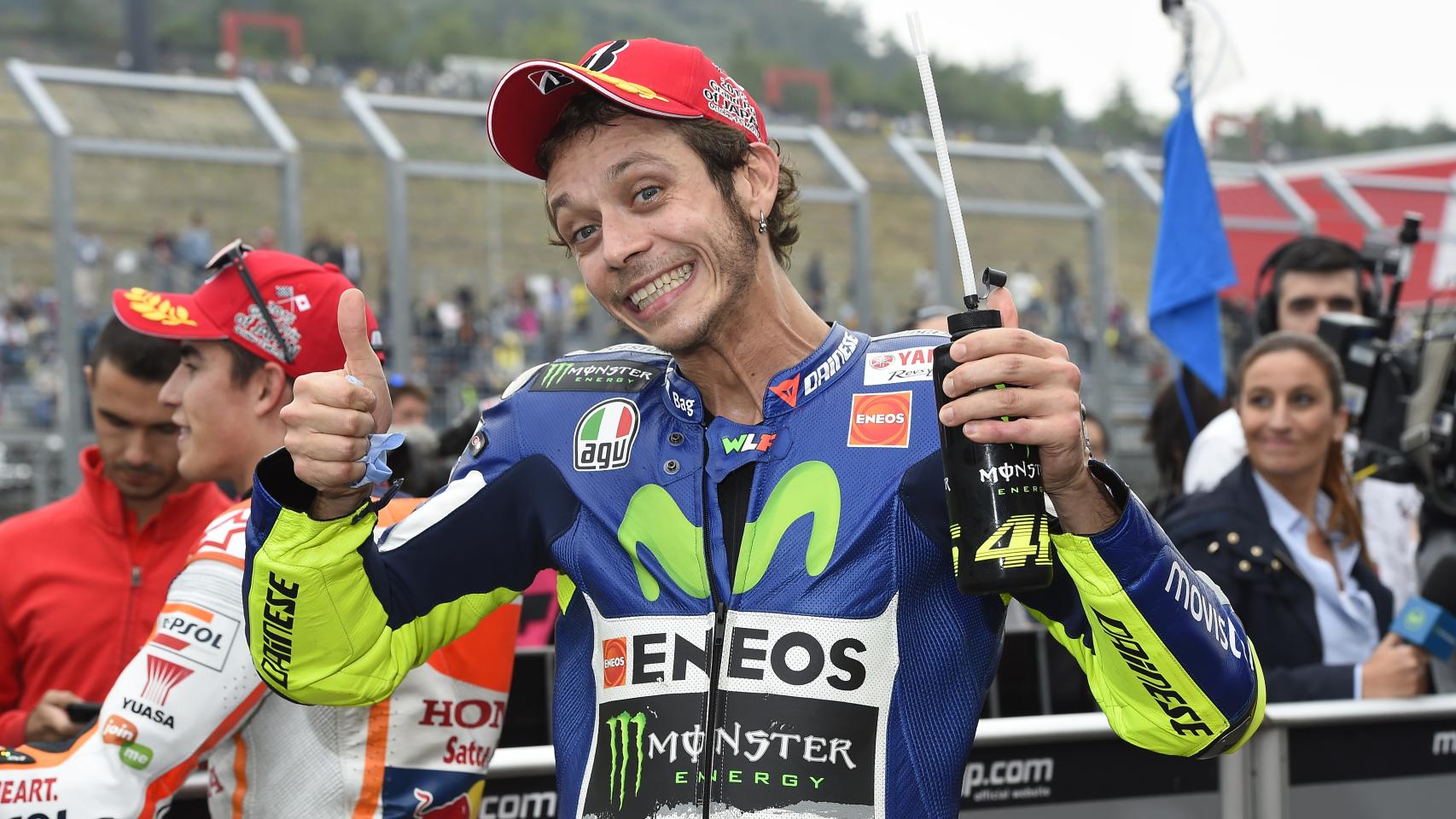 Valentino Rossi levanta los pulgares tras la sesión de clasificación en Motegi.