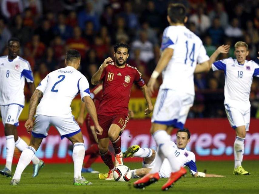 Cesc Fábregas durante el partido ante Luxemburgo.
