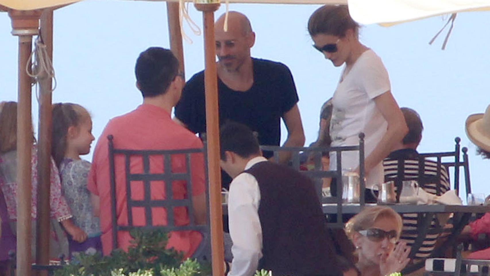 Jaime del Burgo, doña Letizia, Felipe VI de espaldas en un hotel de Ladispoli