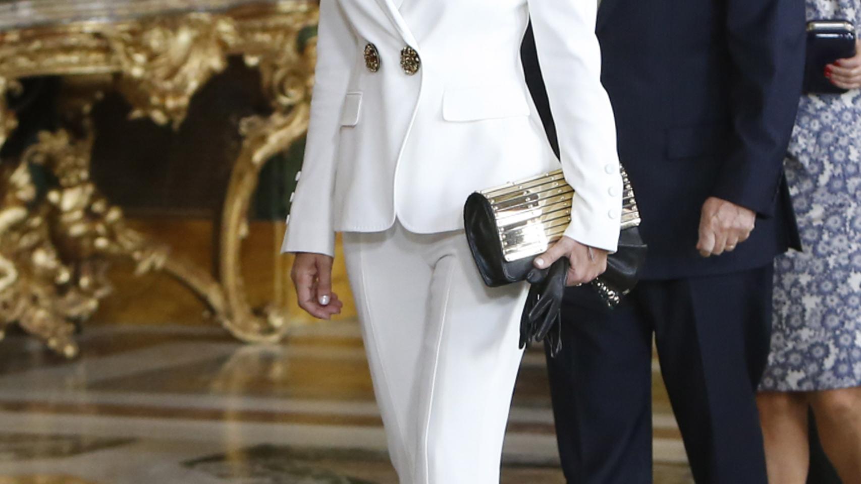 Mariló Montero ataviada con traje tipo smoking, guantes y cartera dorada