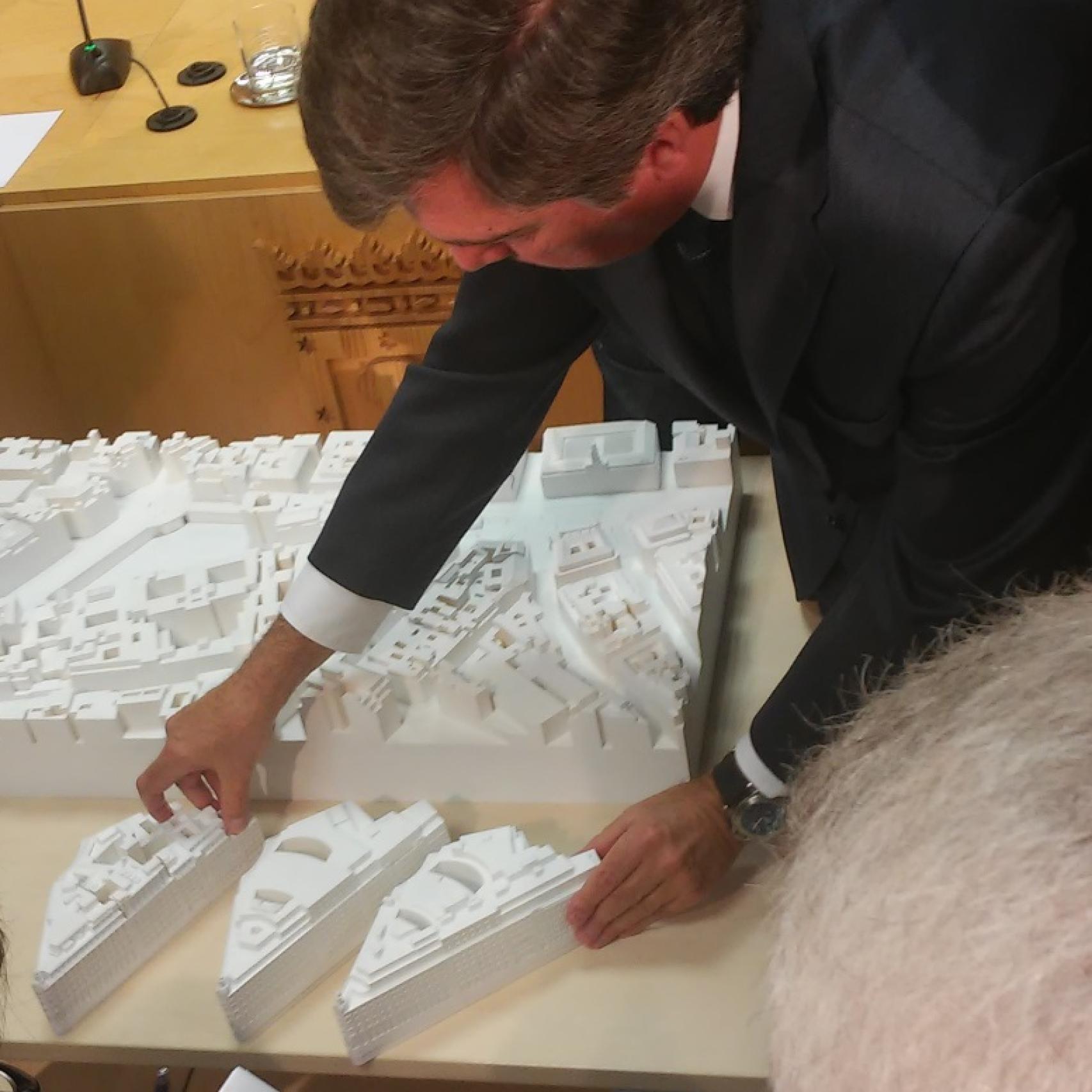 Carlos Lamela explica a los medios su rediseño.