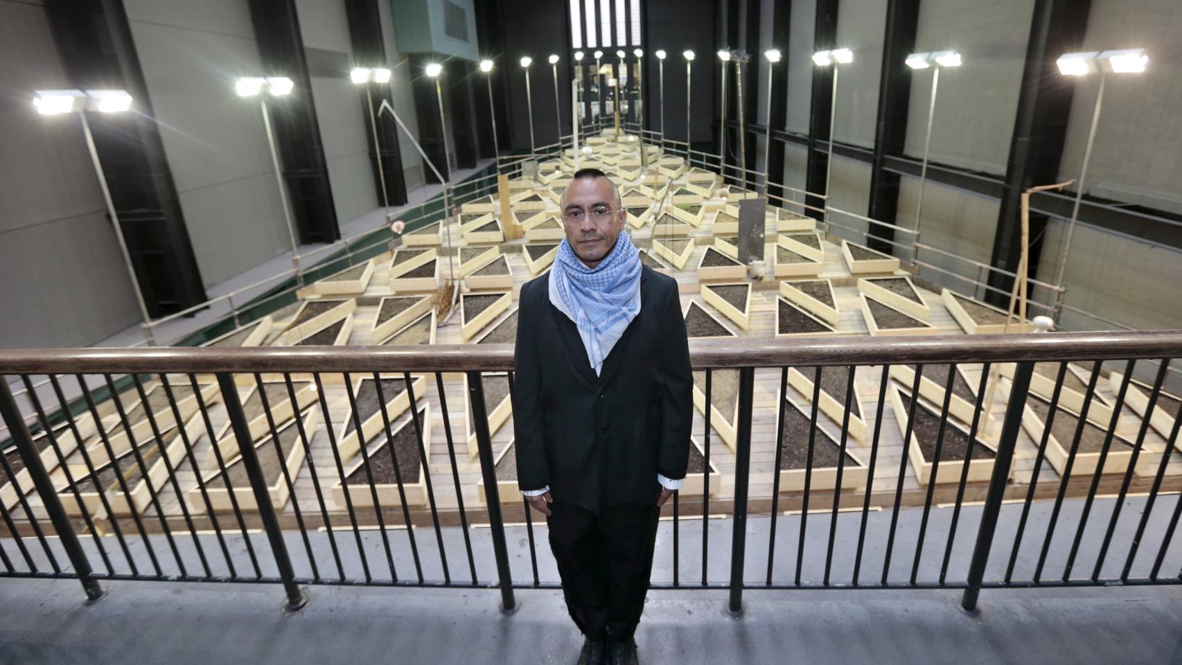 Cruzvillegas delante de su instalación.