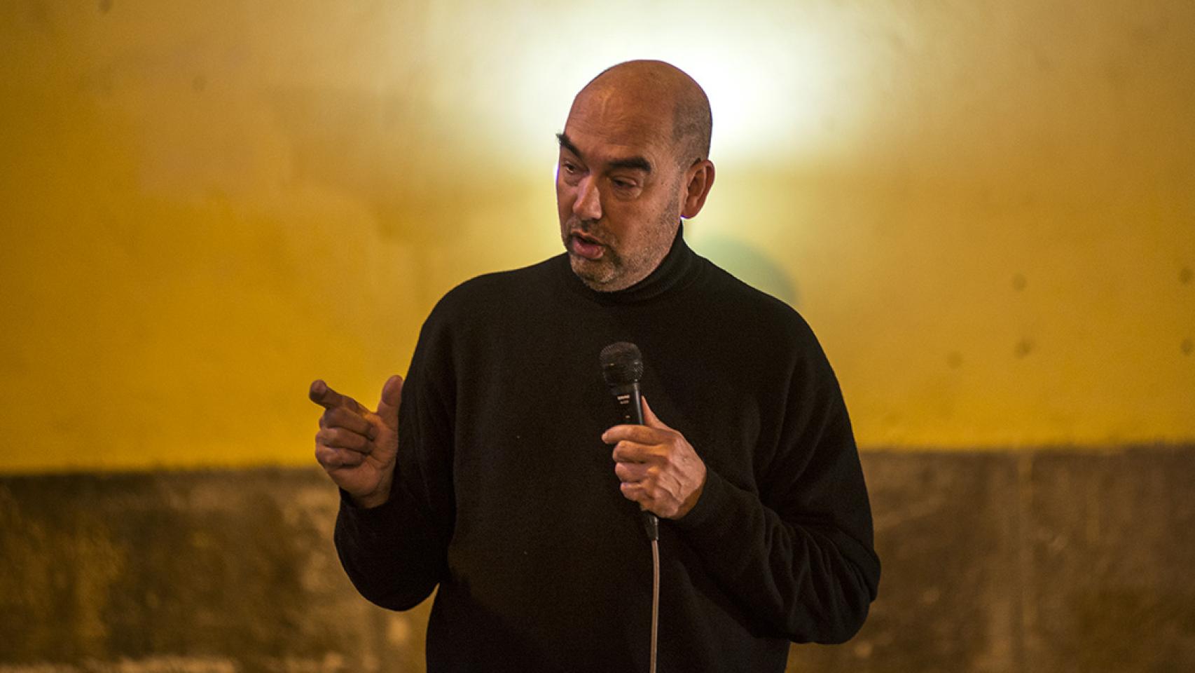 El autor reclama más tiempo para la lectura.