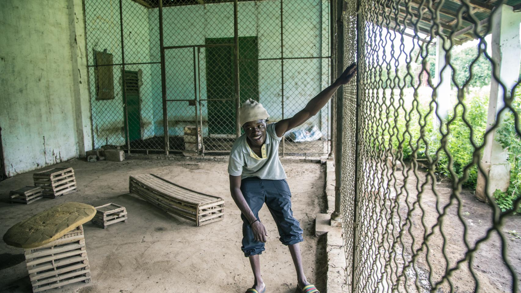 Un niño juega en la isla de Janjabureh.