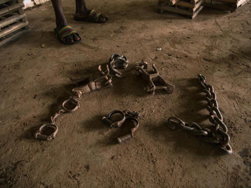 Restos de grilletes en la isla de los esclavos.