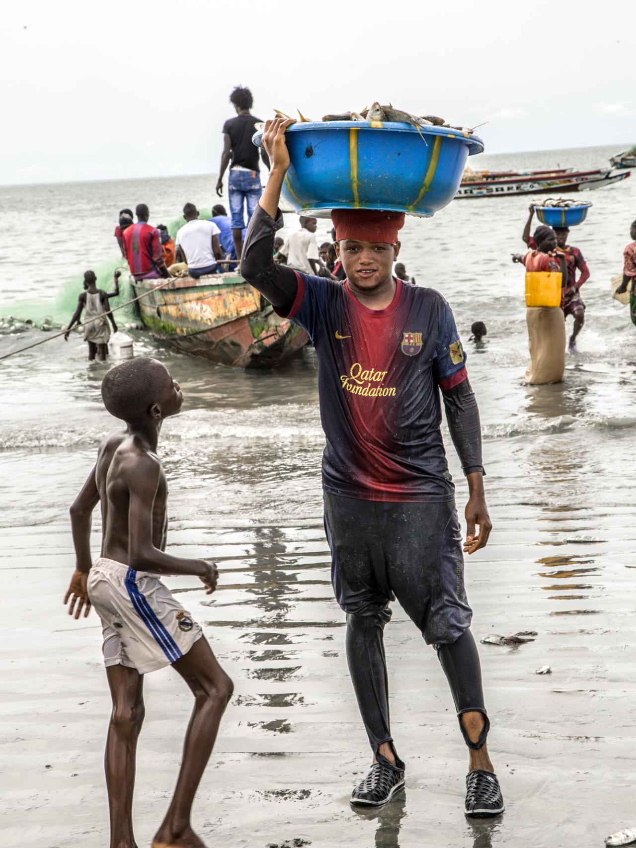 Descarga de pescado en la playa de Tanji.