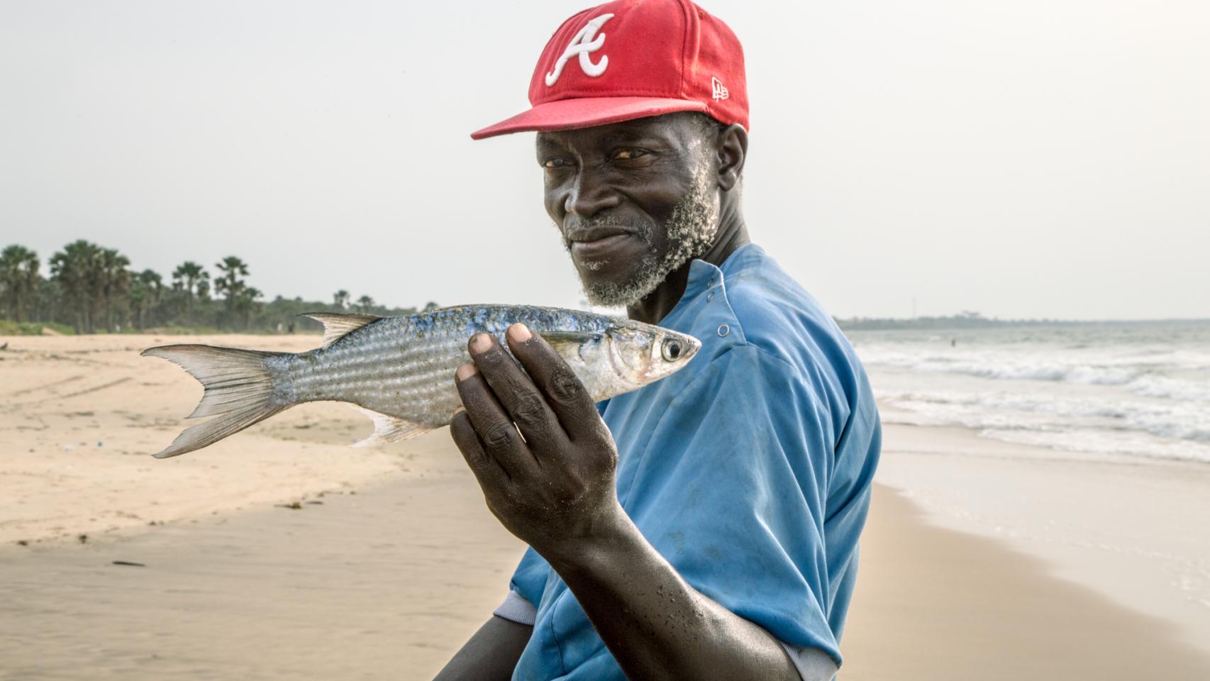 Un pescador en Tanji.