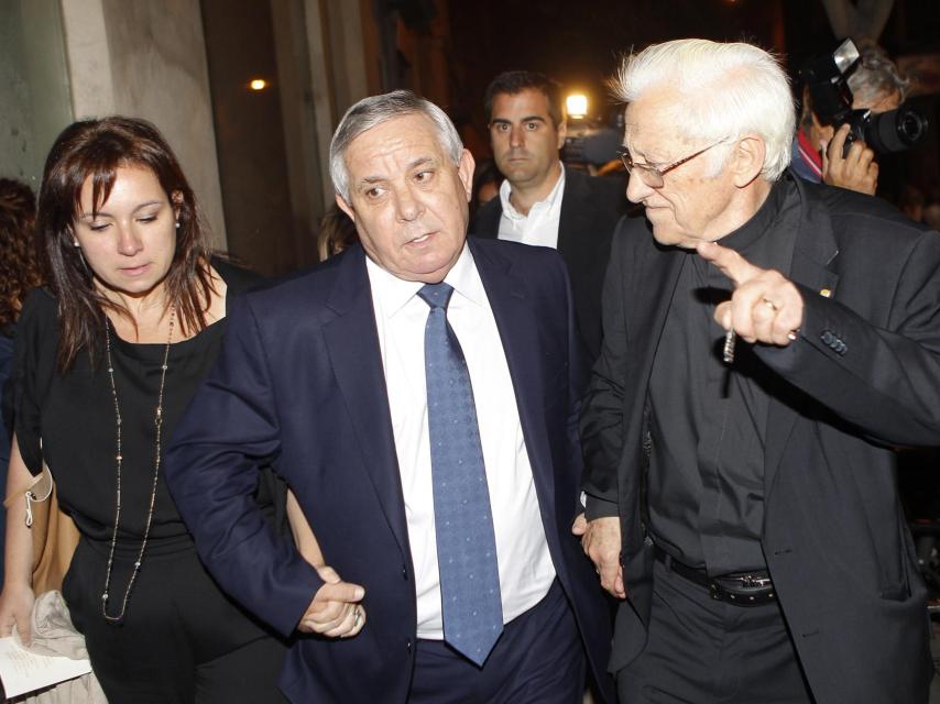 Daniel Pontes y el Padre Ángel a la salida del funeral