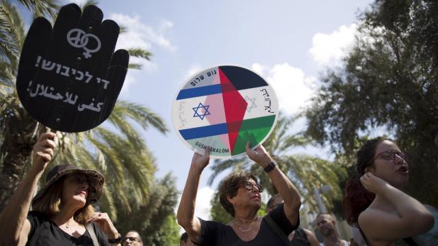 Israelíes progresistas se manifiestan contra la ocupación.